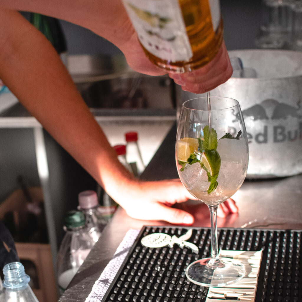Hier wird ein leckeres Getränk an der Bar am Main gemixt.